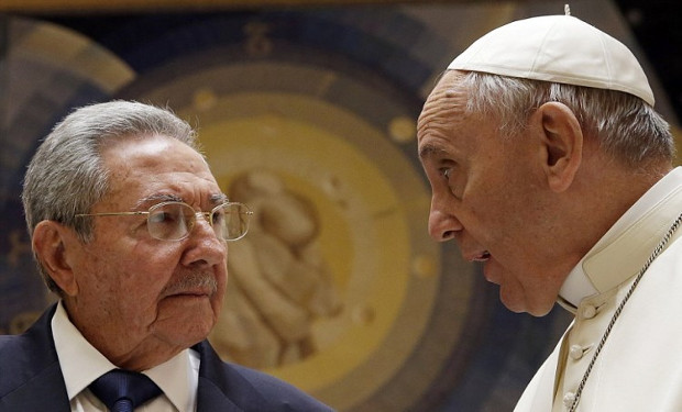Papa Francesco: «Cuba è un simbolo e, confesso, ho una buona relazione con Raúl Castro»